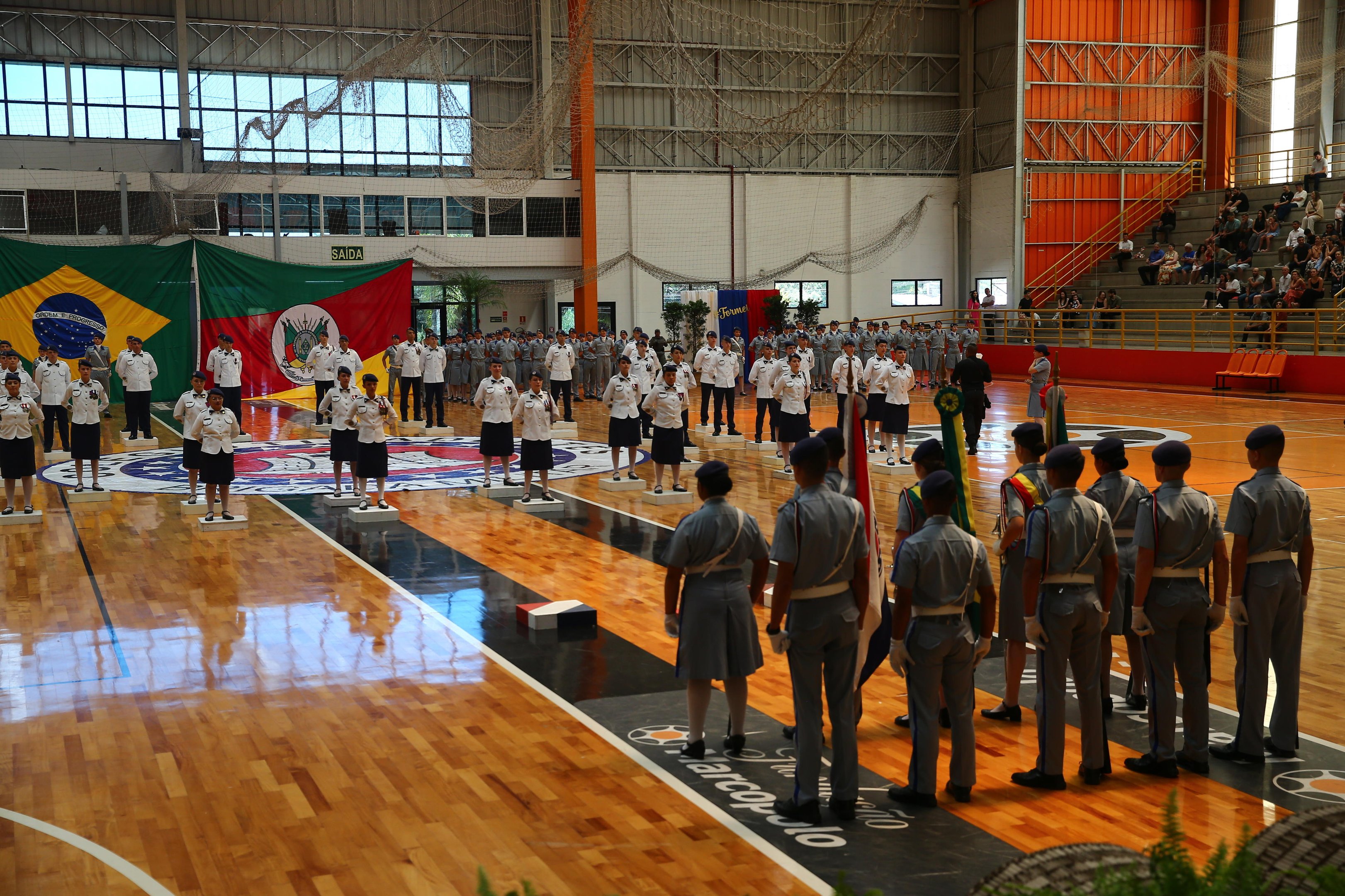 Com cerim&ocirc;nia militar, Col&eacute;gio Tiradentes de Caxias do Sul forma 49 alunos