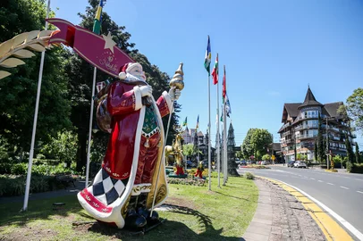 GRAMADO, RS, BRASIL, 15/10/2025. Personagens do Natal Luz de Gramado. (Neimar De Cesero/Agência RBS)Indexador: Neimar De Cesero<!-- NICAID(16147501) -->