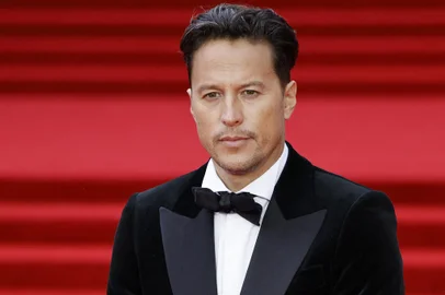 US film director Cary Joji Fukunaga  poses on the red carpet after arriving to attend the World Premiere of the James Bond 007 film "No Time to Die" at the Royal Albert Hall in west London on September 28, 2021. - Celebrities and royals walk the red carpet in central London on Tuesday for the star-studded but much-delayed world premiere of the latest James Bond film, "No Time To Die". (Photo by Tolga Akmen / AFP)Editoria: ACELocal: LondonIndexador: TOLGA AKMENSecao: cinemaFonte: AFPFotógrafo: STR<!-- NICAID(15093168) -->