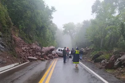 O trânsito na BR-116, entre Caxias do Sul e Nova Petrópolis está totalmente bloqueado devido a um deslizamento, na altura do Km 178,5. O trecho fica entre Nova Petrópolis e o distrito de Vila Cristina, em Caxias. Segundo a Polícia Rodoviária Federal (PRF), um veículo foi atingido pela terra e pedras que deslizaram da encosta, por volta das 12h20min. Não houve feridos, apenas danos materiais.Neste momento, máquinas trabalham para fazer a desobstrução da rodovia. A PRF está com equipes no trecho para orientar os motoristas a retornarem na saída de Nova Petrópolis e em Vila Cristina, no acesso a Feliz. A previsão de liberação da estrada é de aproximadamente duas horas, conforme e PRF.<!-- NICAID(14819183) -->