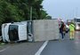 Caminhão carregado de frutas tomba na freeway