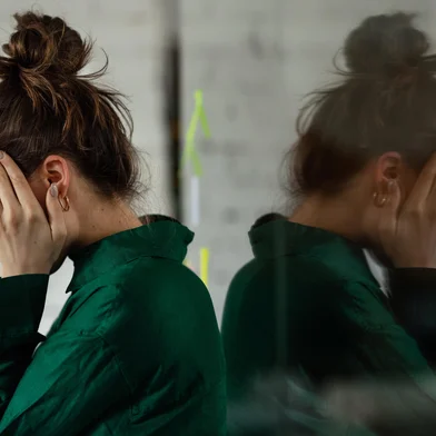 Young sad woman in office, having problem.Mulher tendo burnout - Foto: Halfpoint/stock.adobe.comFonte: 617359821<!-- NICAID(15635466) -->