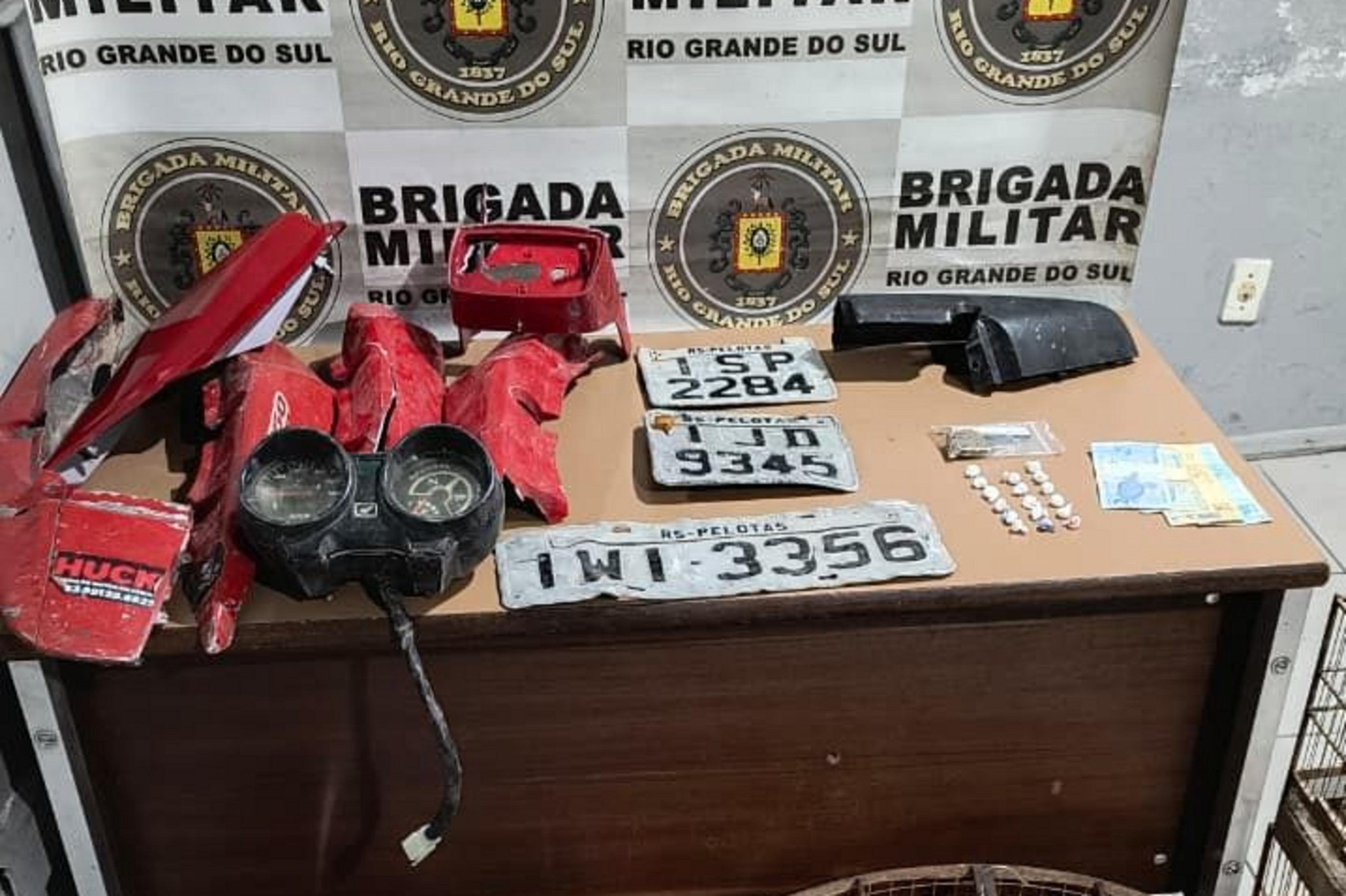 Mulher &eacute; presa por desmanche de motos, tr&aacute;fico de drogas e cativeiro de p&aacute;ssaros silvestres em Pelotas