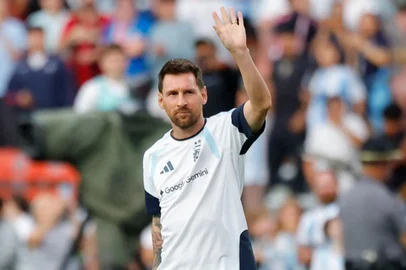 AUBURN, ALABAMA - JUNE 09: Lionel Messi of Argentina warms up prior to the international friendly match between Argentina and Iceland at Jordan-Hare Stadium on June 09, 2026 in Auburn, Alabama.   Todd Kirkland/Getty Images/AFP (Photo by Todd Kirkland / GETTY IMAGES NORTH AMERICA / Getty Images via AFP)<!-- NICAID(16303164) -->
