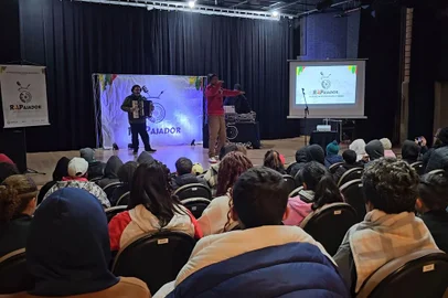 Projeto do grupo RAPajador que se encerra nesta quinta-feira com atividades no SESC instiga jovens a criar versos para o futuroVersos que falam de projetos para o futuro e de laços solidários para uma nova vida depois de cumprir suas obrigações com a lei dão o tom das letras que brotaram nas atividades da terceira edição do (R).(A).(P). na Socioeducação – RAP, Adolescentes e Pajada. Em junho, o projeto mobilizou adolescentes que estão em cumprimento de medida socioeducativa no CASE – Centro de Atendimento Socioeducativa e CASEMI - Centro de Atendimento em Semiliberdade da FASE – Fundação de Atendimento Socioeducativo do Rio Grande do Sul. A terceira parte da proposta se realiza nesta semana, no SESC, com os jovens do CREAS – Centro de Refer ência Especializado de Assistência Social, segunda, terça e quinta-feira, quando o RAPajador faz show de encerramento.<!-- NICAID(15810764) -->