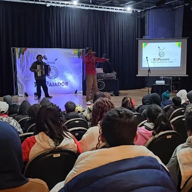 Projeto do grupo RAPajador que se encerra nesta quinta-feira com atividades no SESC instiga jovens a criar versos para o futuroVersos que falam de projetos para o futuro e de laços solidários para uma nova vida depois de cumprir suas obrigações com a lei dão o tom das letras que brotaram nas atividades da terceira edição do (R).(A).(P). na Socioeducação – RAP, Adolescentes e Pajada. Em junho, o projeto mobilizou adolescentes que estão em cumprimento de medida socioeducativa no CASE – Centro de Atendimento Socioeducativa e CASEMI - Centro de Atendimento em Semiliberdade da FASE – Fundação de Atendimento Socioeducativo do Rio Grande do Sul. A terceira parte da proposta se realiza nesta semana, no SESC, com os jovens do CREAS – Centro de Refer ência Especializado de Assistência Social, segunda, terça e quinta-feira, quando o RAPajador faz show de encerramento.<!-- NICAID(15810764) -->