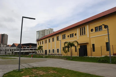 CAXIAS DO SUL, RS, BRASIL, 26/09/2022. Imagens para ilustrar matéria sobre iluminção pública em Caxias do Sul. Na foto, a praça das feiras, no bairro São Pelegrino. (Bruno Todeschini/Agência RBS)<!-- NICAID(15217197) -->