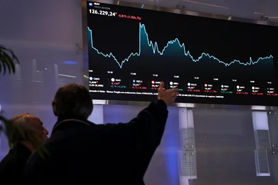 Men look at a a board with the BOVESPA index at the Sao Paulo Stock Exchange (B3) in downtown Sao Paulo, Brazil, on April 7, 2025. Stock markets and oil prices around the world collapsed further on a black Monday for markets as US President Donald Trump stood firm over his tariffs despite recession fears. (Photo by Nelson ALMEIDA / AFP)Editoria: FINLocal: Sao PauloIndexador: NELSON ALMEIDASecao: business (general)Fonte: AFPFotógrafo: STF<!-- NICAID(16011995) -->