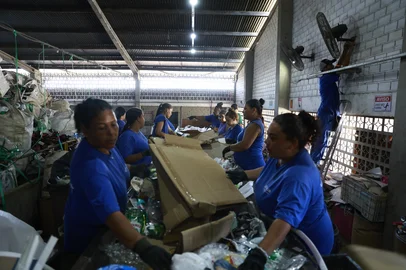 Jeff Botega / Agencia RBS Novo Hamburgo, RS, Brasil — Matéria sobre o sistema de coletas de lixo na cidade. Na imagem, a equipe da Univale em ação. Novo Hamburgo se destaca como referência em coleta e destinação correta dos resíduos.<!-- NICAID(16180587) -->