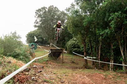 Atleta Lais Rezzadori Flecke, pulando o gap (pulo) inicial da pista, em Nova Prata, na etapa do Campeonato Gaúcho de MTB Dowkhill<!-- NICAID(15993234) -->