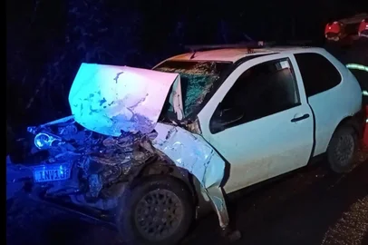 Dois homens ficaram feridos em uma colisão envolvendo um automóvel e um caminhão na BR-290, em Eldorado do Sul. O acidente ocorreu por volta das 4h20, no sentido capital-interior, na altura do km 144.<!-- NICAID(16105487) -->