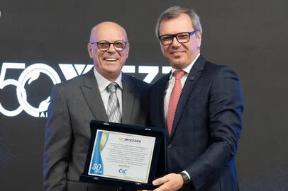 Olivir Viezzer e o presidente da CIC Caxias, Celestino Loro. <!-- NICAID(16173343) -->