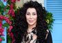 Cher é flagrada de mãos dadas com produtor musical 40 anos mais jovem