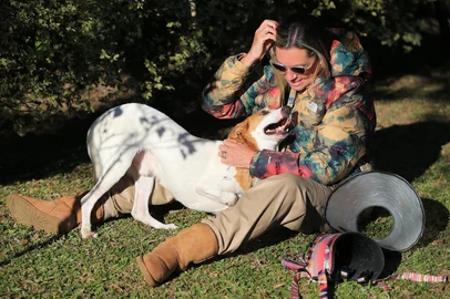 Ronaldo Bernardi / Agencia RBS PORTO ALEGRE, RS, BRASIL, 17-06-2026: Cachorro Dudu que era usado por Paula Lopes, sem as mãos, nas redes sociais para angariar fundos, hoje está sob cuidados da sua madrinha Renata Zanardi. Foto: Ronaldo Bernardi/Agência RBS<!-- NICAID(16308336) -->