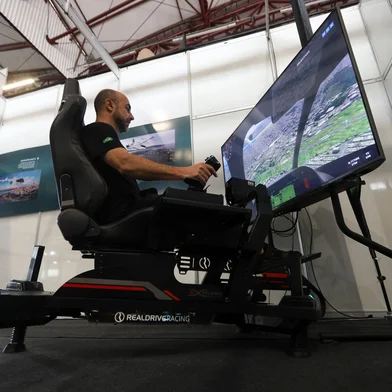 CAXIAS DO SUL, RS, BRASIL, 07/11/2024. Simulador de carro voador, equipamento desenvolvido pelas empresas caxienses Realdrive e Flybis. Ele é uma das novidades apresentadas na segunda edição da Eletric Move Brasil, feira que movimenta os segmentos de veículos, mobilidade elétrica e energias renováveis. Na foto, Cristian Stein, sócio-proprietário da Realdrive. (Bruno Todeschini/Agência RBS)Indexador: Bruno Todeschini<!-- NICAID(15909079) -->