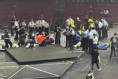 This handout photo courtesy of an anonymous source taken on July 28, 2022 and received on July 29 shows paramedics (front L and R) treating two dancers on stage after an overhead video screen fell during a concert by boy band Mirror at the Hong Kong Coliseum in Hong Kong. - At least two Hong Kong dancers were injured on July 28 after being hit by a falling screen at a concert of the city's most popular boy band Mirror. (Photo by Handout / COURTESY OF ANONYMOUS SOURCE / AFP) / RESTRICTED TO EDITORIAL USE - MANDATORY CREDIT "AFP PHOTO / COURTESY OF ANONYMOUS SOURCE  - NO MARKETING NO ADVERTISING CAMPAIGNS - DISTRIBUTED AS A SERVICE TO CLIENTS - NO ARCHIVEEditoria: DISLocal: Hong KongIndexador: HANDOUTSecao: musicFonte: COURTESY OF ANONYMOUS SOURCEFotógrafo: Handout<!-- NICAID(15161317) -->