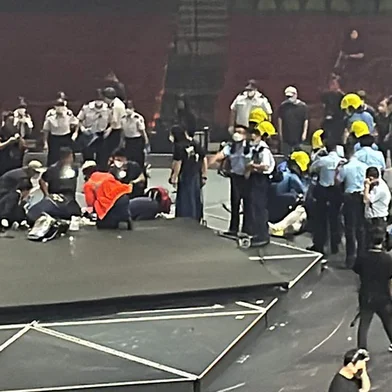 This handout photo courtesy of an anonymous source taken on July 28, 2022 and received on July 29 shows paramedics (front L and R) treating two dancers on stage after an overhead video screen fell during a concert by boy band Mirror at the Hong Kong Coliseum in Hong Kong. - At least two Hong Kong dancers were injured on July 28 after being hit by a falling screen at a concert of the city's most popular boy band Mirror. (Photo by Handout / COURTESY OF ANONYMOUS SOURCE / AFP) / RESTRICTED TO EDITORIAL USE - MANDATORY CREDIT "AFP PHOTO / COURTESY OF ANONYMOUS SOURCE  - NO MARKETING NO ADVERTISING CAMPAIGNS - DISTRIBUTED AS A SERVICE TO CLIENTS - NO ARCHIVEEditoria: DISLocal: Hong KongIndexador: HANDOUTSecao: musicFonte: COURTESY OF ANONYMOUS SOURCEFotógrafo: Handout<!-- NICAID(15161317) -->