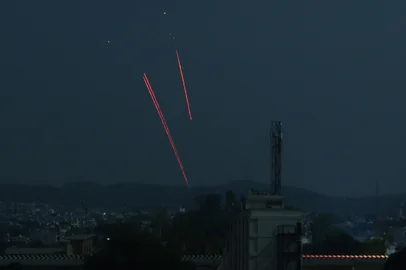 Trails from an Indian air defence system are seen above Jammu during a Pakistani strike on May 9, 2025. The Indian army on May 10 reported fresh Pakistani attacks along the border with its arch-foe as the conflict between the nuclear-armed neighbours spiralled. (Photo by Rakesh BAKSHI / AFP)<!-- NICAID(16034469) -->