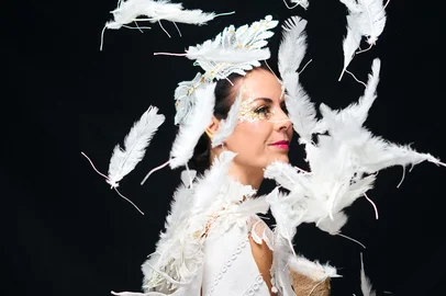 Artista gaúcha Nina Vogel, na performance Feathers of Hope<!-- NICAID(16047120) -->