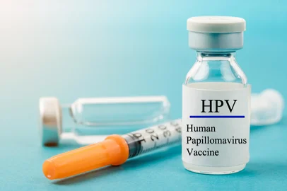 Human Papilloma Virus vaccine with syringe and vial n laboratory background.Indexador: PENCHANFonte: 252834789<!-- NICAID(15226534) -->