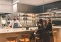 Entenda o que é a tendência de "kitchen table" que vem conquistando restaurantes de Porto Alegre
