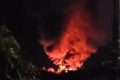 03/12/2024Um incêndio de grandes proporções atingiu um depósito de adubos em Santa Rosa, no noroeste do Estado.<!-- NICAID(15927236) -->