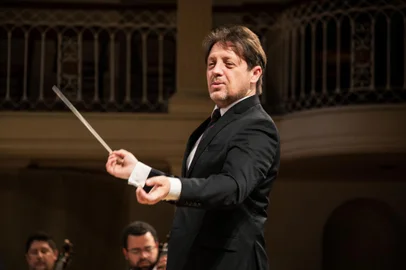 Os Concertos Comunitários Zaffari chegam a Caxias do Sul em breve. Visando a ampliação do acesso à cultura, o grupo Zaffari traz a Caxias uma apresentação única e marcante. O espetáculo acontece no dia 29 de outubro, às 17h, no Bourbon Shopping San Pellegrino. A entrada é gratuita. A apresentação contará com a Orquestra Theatro São Pedro, os solistas Pedro Copetti, Débora Neto e a regência do maestro caxiense Evandro Matté além de compositores tradicionais da música de concerto e com clássicos da Broadway e do Jazz.FOTO: Maestro caxiense Evandro Matté<!-- NICAID(15577581) -->