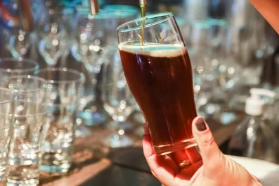 PORTO ALEGRE, RS - BRASIL -  28/01/2019 - Bárbaros Cervejas Especiais - Das as às fábricas, microcervejarias crescem e movimentam o comércio de bebidas alcoólicas no Estado. Apesar de ainda representarem um pequeno percentual do consumo de cervejas, as artesanais crescem na preferência do público e motivam até pubs dedicados a elas (OMAR FREITAS / AGÊNCIA RBS)<!-- NICAID(13935576) -->