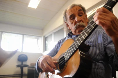 CAXIAS DO SUL, RS, BRASIL, 24/08/2023. Ensaio do violonista Lucio Yanel com o Quinteto de Cordas da UCS, na Escola de Música da UCS. Eles irão se apresentar domingo (27), no Concertos ao Entardecer. (Bruno Todeschini/Agência RBS)Indexador: BTK<!-- NICAID(15519284) -->