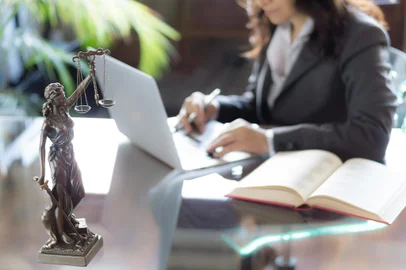 Escritório de advocacia; Estátua da Justiça com balança Foto: Nicola Forenza / stock.adobe.comIndexador: Nicola ForenzaFonte: 159202247<!-- NICAID(14988970) -->