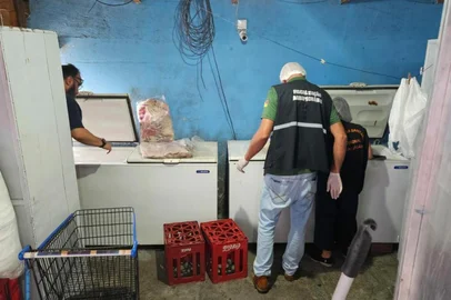 Uma força-tarefa do Programa Segurança dos Alimentos, promovido pelo Ministério Público (MP) do Rio Grande do Sul, apreendeu mais de 2,7 toneladas de alimentos impróprios para consumo no município de Cidreira, no litoral norte do Estado.Segundo o MP, agentes fiscalizaram, nesta quarta-feira (5), três mercados, no município de Cidreira, no Litoral Norte. <!-- NICAID(15970482) -->