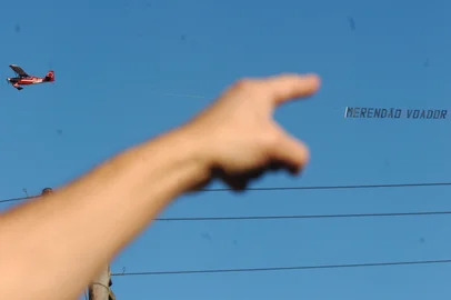 *** tadeu vilani - merendão ***avião sobrevoa sapucaia do sul, com faixa com menção ao merendão.<!-- NICAID(442919) -->