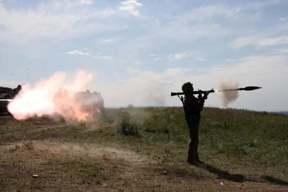 A Ukrainian serviceman fires a rocket launcher during a military training exercise not far from front line in Donetsk region on June 8, 2023. (Photo by Anatolii Stepanov / AFP)<!-- NICAID(15452156) -->