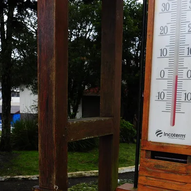 SÃO JOSÉ DOS AUSENTES, RS, BRASIL, 18/08/2022. São José dos Ausentes, nos Campos de Cima da Serra, recebe turistas com a previsão de neve para madrugada de quinta para sexta (19). (Bruno Todeschini/Agência RBS)<!-- NICAID(15179768) -->