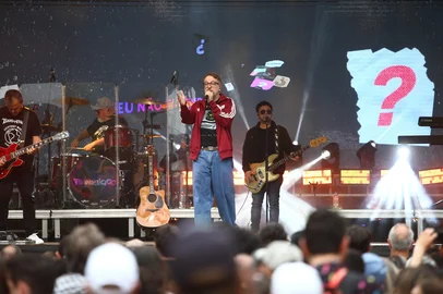 Porthus Junior / Agencia RBS CAXIAS DO SUL, RS, BRASIL, 16/11/2025. 12ª edição da Aldeia Sesc Caxias do Sul - show de encerramento com a banda gaúcha Nenhum de Nós, no parque Getúlio Vargas (Parque dos Macaquinhos). O espetáculo foi interrompido devido a chuva que caiu torrencialmente no final da tarde. (Porthus Junior/Agência RBS)<!-- NICAID(16168499) -->