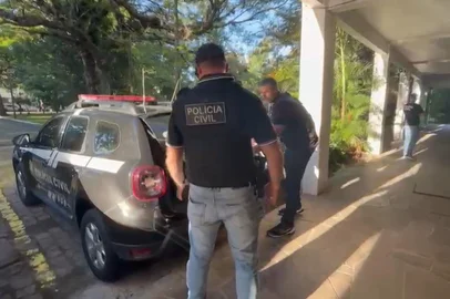 Uma operação realizada pela Polícia Civil do Rio Grande do Sul, em parceria com a Polícia Civil de São Paulo, nesta quarta-feira (22) prendeu seis pessoas suspeitas de participarem de uma associação criminosa responsável por praticar estelionato contra instituições bancárias. O prejuízo calculado que o grupo teria gerado chega a R$ 180 mil. <!-- NICAID(15959227) -->