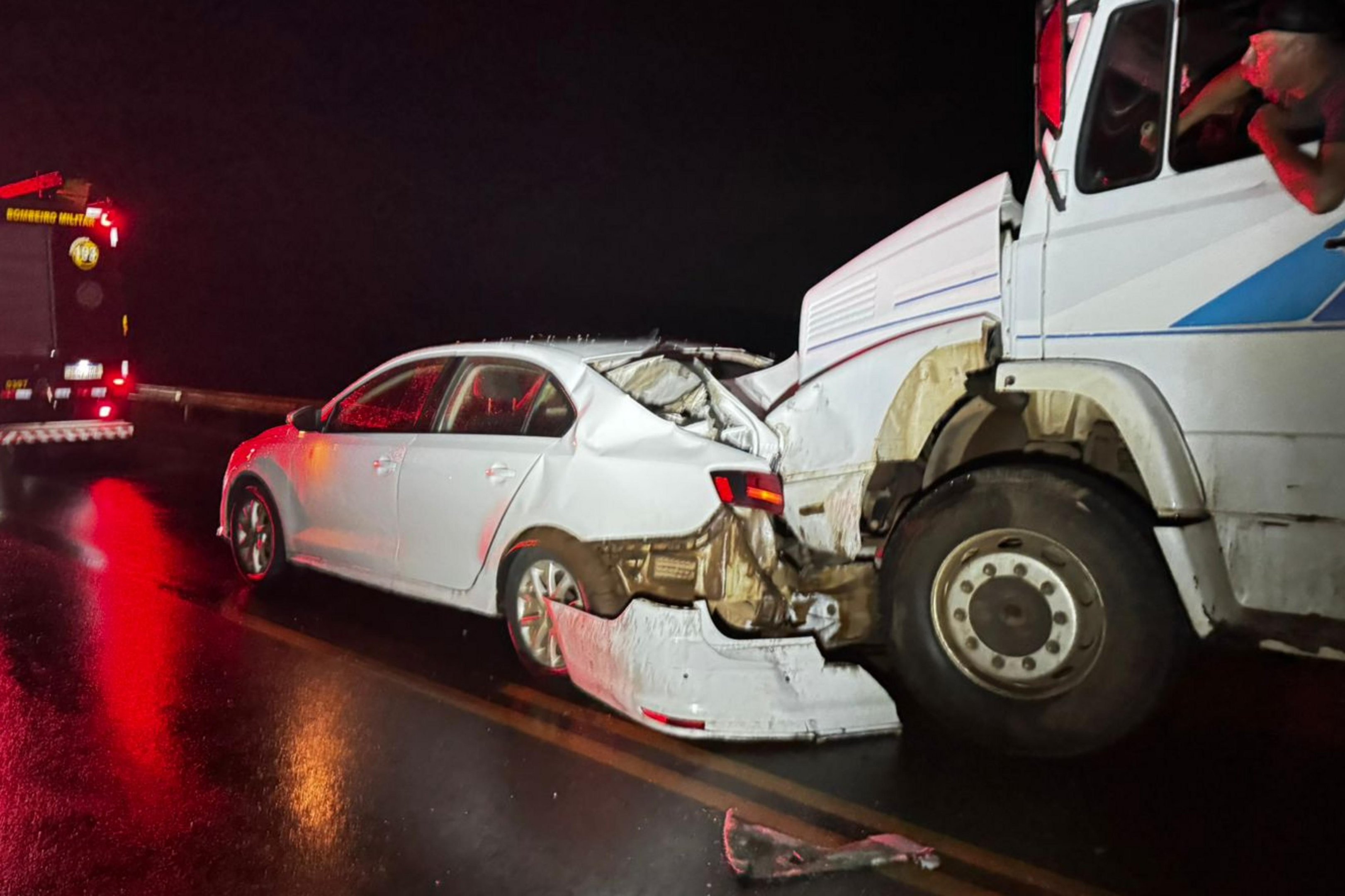 Engavetamento entre caminh&atilde;o e quatro carros deixa dois feridos na RS-477