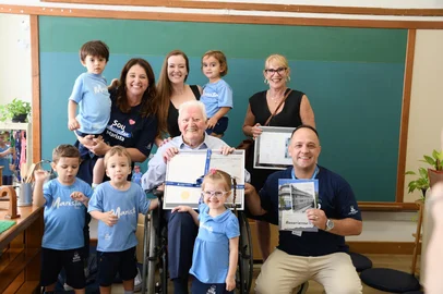 Neta é a menina de óculos.O Colégio Marista Rosário, em Porto Alegre, promoveu um encontro especial neste início de ano letivo. Depois de 90 anos do ingresso na escola, um ex-aluno retornou ao tradicional prédio da Avenida Independência. Frederico Luiz Behrends, de 100 anos, visitou a turma da bisneta.Beatriz, de 3 anos, é aluna do Infantil 3, da Educação Infantil. Ela entrou neste ano na escola onde o bisavô viveu a infância e a adolescência. O encontro do centenário rosariense com a turminha foi proposto pela professora Anelise Saraiva Tubino. A equipe do colégio enviou ao Almanaque Gaúcho as fotos desse momento de reunião de gerações.<!-- NICAID(16239694) -->