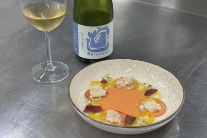 "Uma noite no Iberê"Cascudo defumado com gaspacho de melanciae jambu é harmonizado com o Rajadinha Riesling Renano, de Nova Petrópolis.<!-- NICAID(16223865) -->