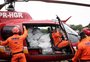 Equipes em helicópteros levam mantimentos e água para moradores que seguem ilhados no Vale do Taquari