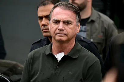 Pablo PORCIUNCULA / AFP Former Brazilian President (2019-2022) Jair Bolsonaro leaves the DF Star hospital in Brasilia on September 14, 2025, after undergoing a series of medical examinations, as he remains under house arrest. Brazil's Supreme Court on September 11 sentenced firebrand ex-president Jair Bolsonaro to 27 years in prison for coup plotting at the end of a landmark trial that divided the nation and drew US fury. (Photo by Pablo PORCIUNCULA / AFP)Editoria: POLLocal: BrasíliaIndexador: PABLO PORCIUNCULASecao: trialsFonte: AFPFotógrafo: STF<!-- NICAID(16123861) -->
