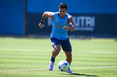 RS - FUTEBOL/ TREINO GREMIO 2025 - ESPORTES - Jogadores do Gremio realizam treino tÃ©cnico durante a manha desta sexta-feira, no CT Luiz Carvalho, na preparaÃ§Ã£o para a partida valida pelo Campeonato Brasileiro 2025. Na foto, Arezo. FOTO: LUCAS UEBEL/GREMIO FBPA<!-- NICAID(16003487) -->
