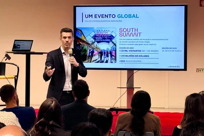 13/11/2025. Diretor da Invest RS, Fabrício Forest, apresenta agência durante evento Web Summit, em Portugal. <!-- NICAID(16166800) -->