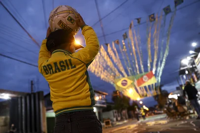 Bruno Todeschini / Agencia RBS NOVO HAMBURGO, RS, BRASIL, 13-06-2026: Moradores da rua Costa Rica, no bairro Santo Afonso, em Novo Hamburgo, se preparam para torcer na estreia da seleção brasileira na Copa do Mundo 2026. A rua recebeu uma pintura especial, com a imagem do goleiro Alisson, que é natural da cidade. Foto: Bruno Todeschini/Agência RBS<!-- NICAID(16305814) -->