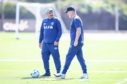 RS - FUTEBOL/ TREINO GREMIO 2025 - ESPORTES - Jogadores do Gremio realizam treino tÃ©cnico durante a manha desta terca-feira, no CT Luiz Carvalho, na preparaÃ§Ã£o para a partida valida pela Copa Sul-Americana 2025. FOTO: LUCAS UEBEL/GREMIO FBPA<!-- NICAID(16023418) -->
