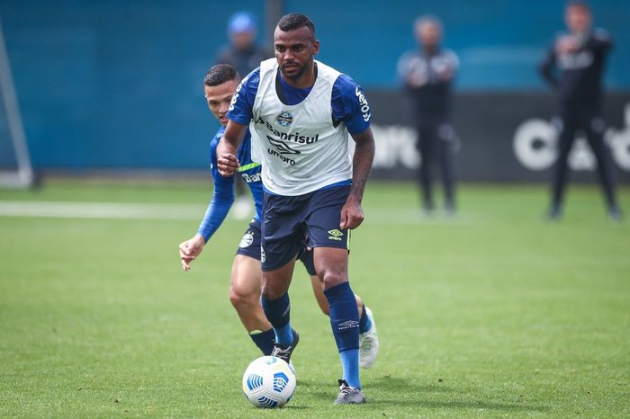Para ganhar minutos, Leonardo Gomes pode atuar mais vezes no time de transição do Grêmio