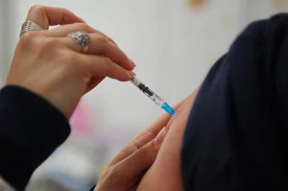 CAXIAS DO SUL, RS, BRASIL, 17/06/2023. Mutirão vacina população neste sábado em Caxias do Sul. (Bruno Todeschini/Agência RBS)Indexador: BTK<!-- NICAID(15459155) -->