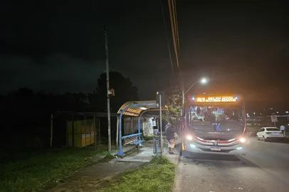PORTO ALEGRE, RS, 31/08/2026 - Alunos do Instituto Federal de Educação, Ciência e Tecnologia do Rio Grande do Sul (IFRS), no Campus Restinga, na zona sul de Porto Alegre, reclamam da falta de opções de transporte público no período da noite e da insegurança gerada pela insuficiência da iluminação público no trajeto entre o campus e a parada.<!-- NICAID(16356953) -->