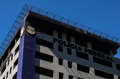 A Polícia Federal (PF) divulgou, nesta terça-feira (14), o resultado do primeiro mês de operação contra garimpeiros ilegais na Terra Indígena Yanomami, localizada nos estados de Roraima e do Amazonas. No período, foram apreendidos ou inutilizados 84 balsas ou embarcações, duas aeronaves, 172 geradores de energia, 11,4 mil litros de combustível, além de maquinários para extração de minério, motoserras, mercúrio e uma tonelada de mantimentos dos garimpeiros ilegais. Também foram destruídos 200 acampamentos, com armas e munições, e apreendidas 27 toneladas do minério cassiterita.<!-- NICAID(15375574) -->