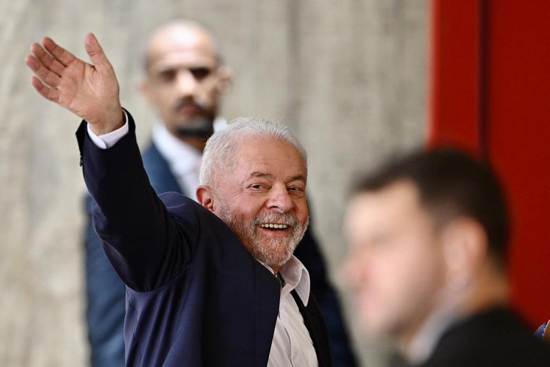 Brazil's president-elect Luiz Inacio Lula da Silva waves on arrival at the transitional government building, in Brasilia, on November 28, 2022. (Photo by EVARISTO SA / AFP)<!-- NICAID(15279244) -->